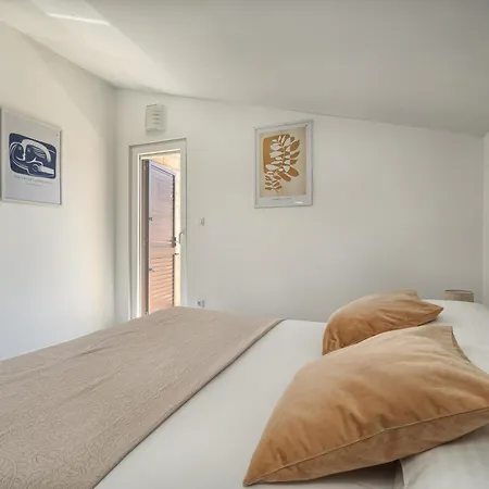 Azur - Comfort, Beachfront, Pool Villa Zaglavice