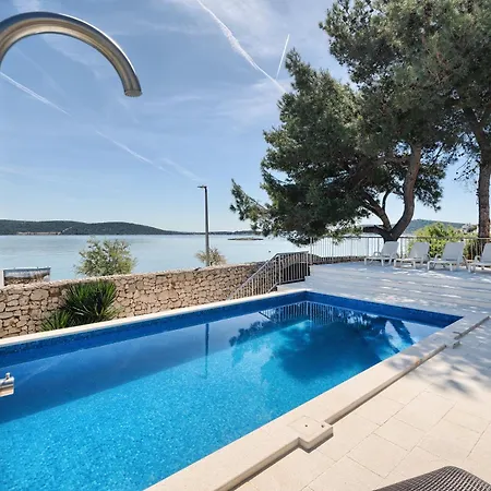 Villa Azur - Comfort, Beachfront, Pool