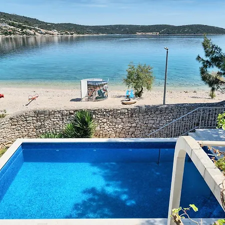 Villa Azur - Comfort, Beachfront, Pool