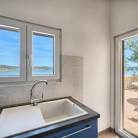 Villa Azur - Comfort, Beachfront, Pool Zaglavice