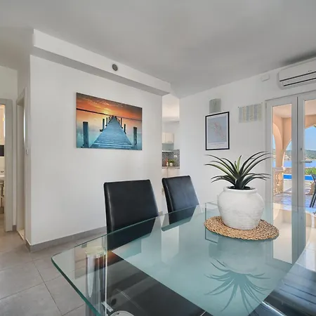 Azur - Comfort, Beachfront, Pool Villa Zaglavice