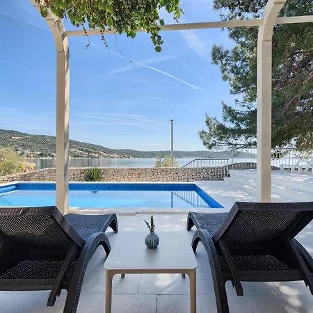 Azur - Comfort, Beachfront, Pool Villa *