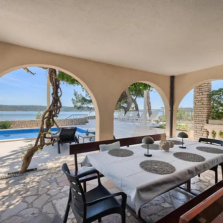 Azur - Comfort, Beachfront, Pool Villa Zaglavice