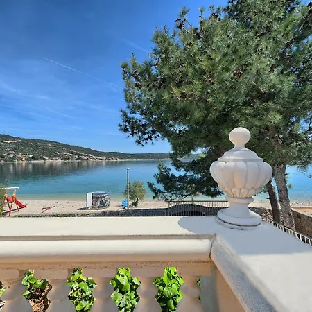 Azur - Comfort, Beachfront, Pool Villa Zaglavice